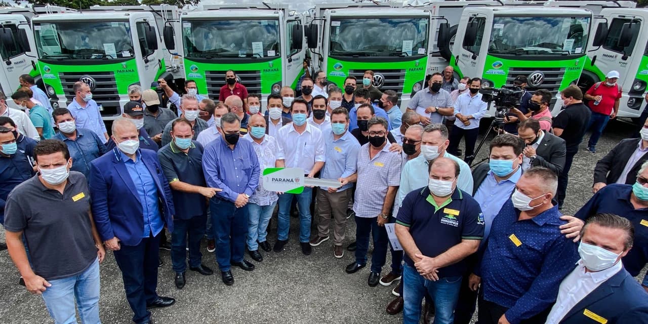 Governador entrega 63 caminhões para reforçar ações ambientais nos municípios