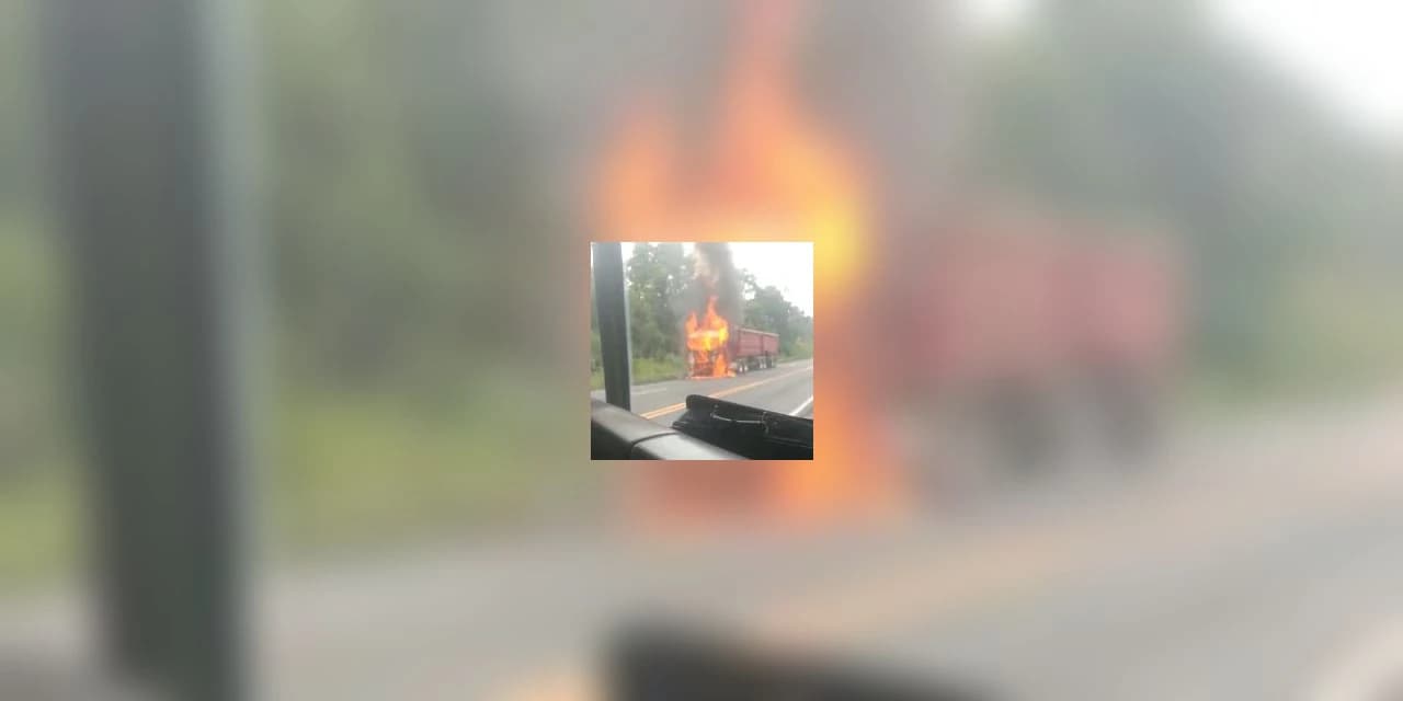 Corpo de Bombeiros apaga incêndio em caminhão, na Serra da Esperança