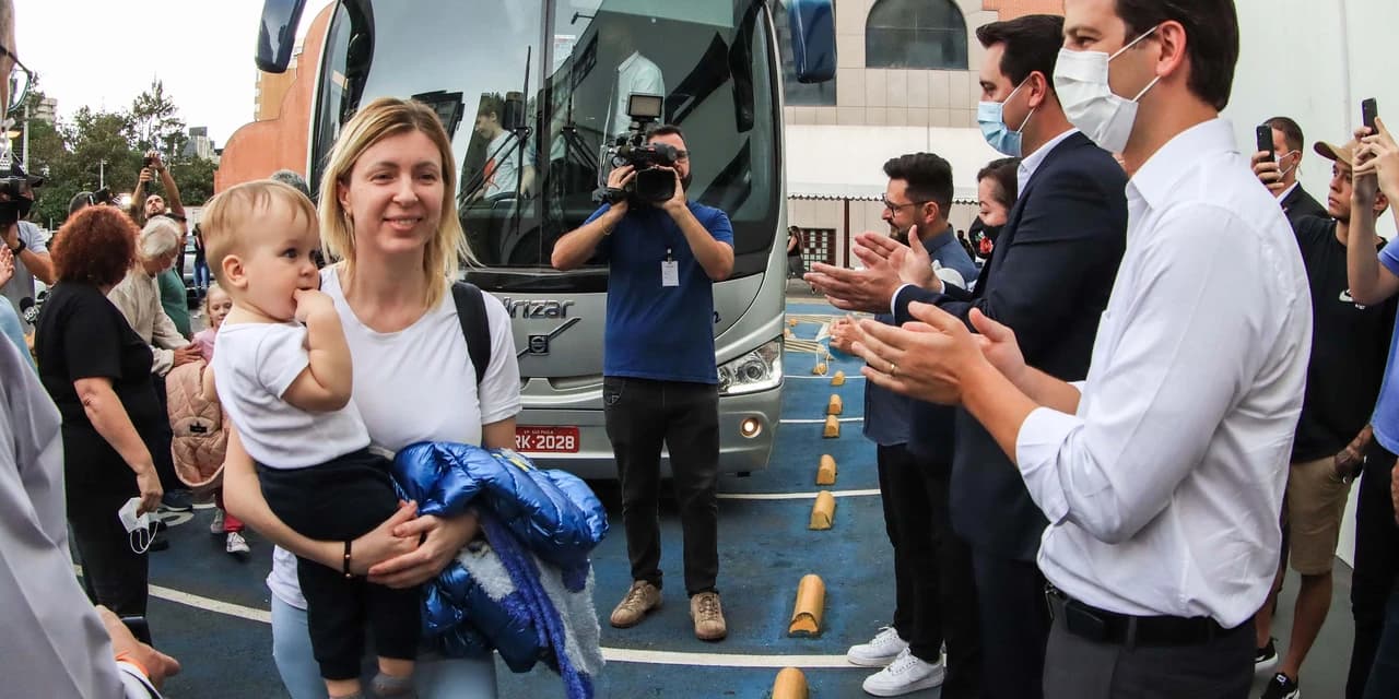 Paraná recebe 29 refugiados da guerra na Ucrânia e cria força-tarefa com serviços de apoio