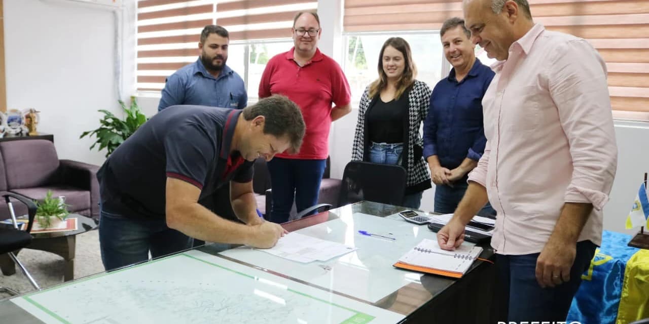 Prefeito assina Ordem de Serviço para pavimentação asfáltica em 24 quadras