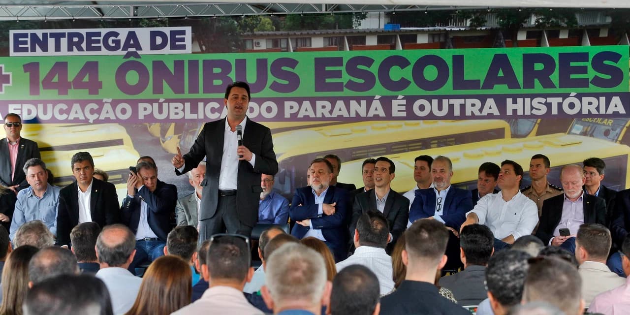 Governador entrega 144 ônibus escolares a 121 municípios paranaenses