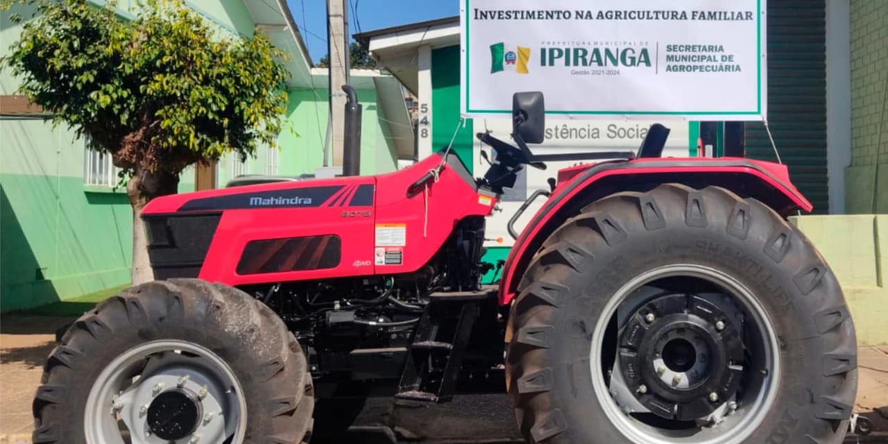 Secretaria de Agropecuária de Ipiranga recebe trator agrícola