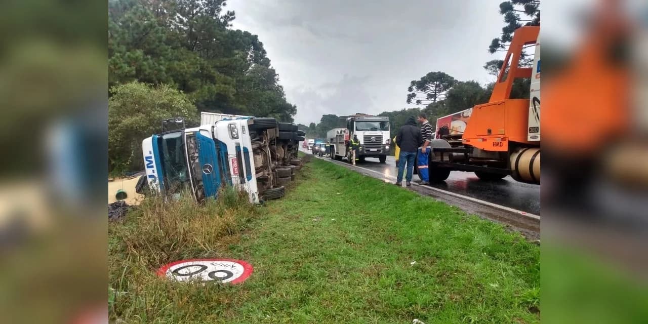 Carreta tomba na BR 277, em Guarapuava