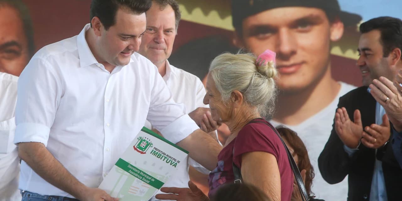 TV NOSSA GENTE: Ratinho Junior entrega títulos de propriedade de 936 imóveis a famílias de Imbituva. Assista o VÍDEO!