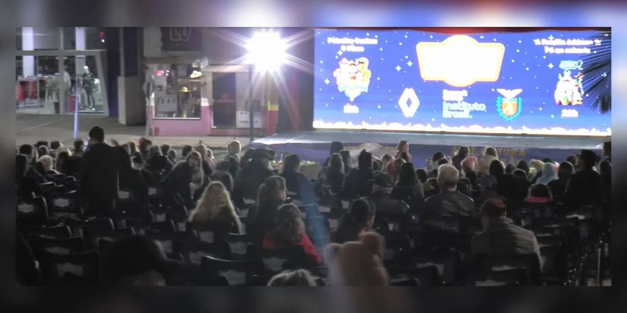 TV NOSSA GENTE: Projeto Cinema na Praça reuniu adultos e crianças na Praça Firmo Mendes de Queiroz