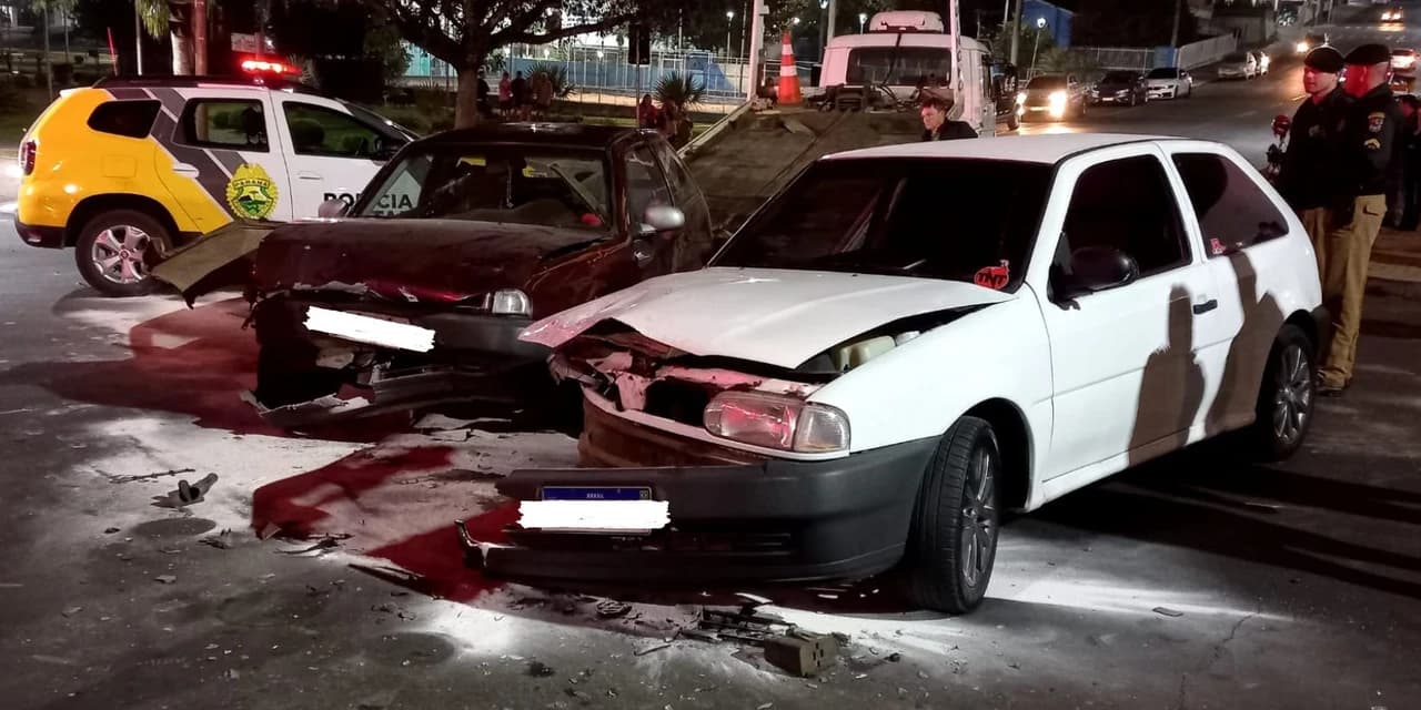 Acidente deixa duas pessoas feridas na Avenida São João