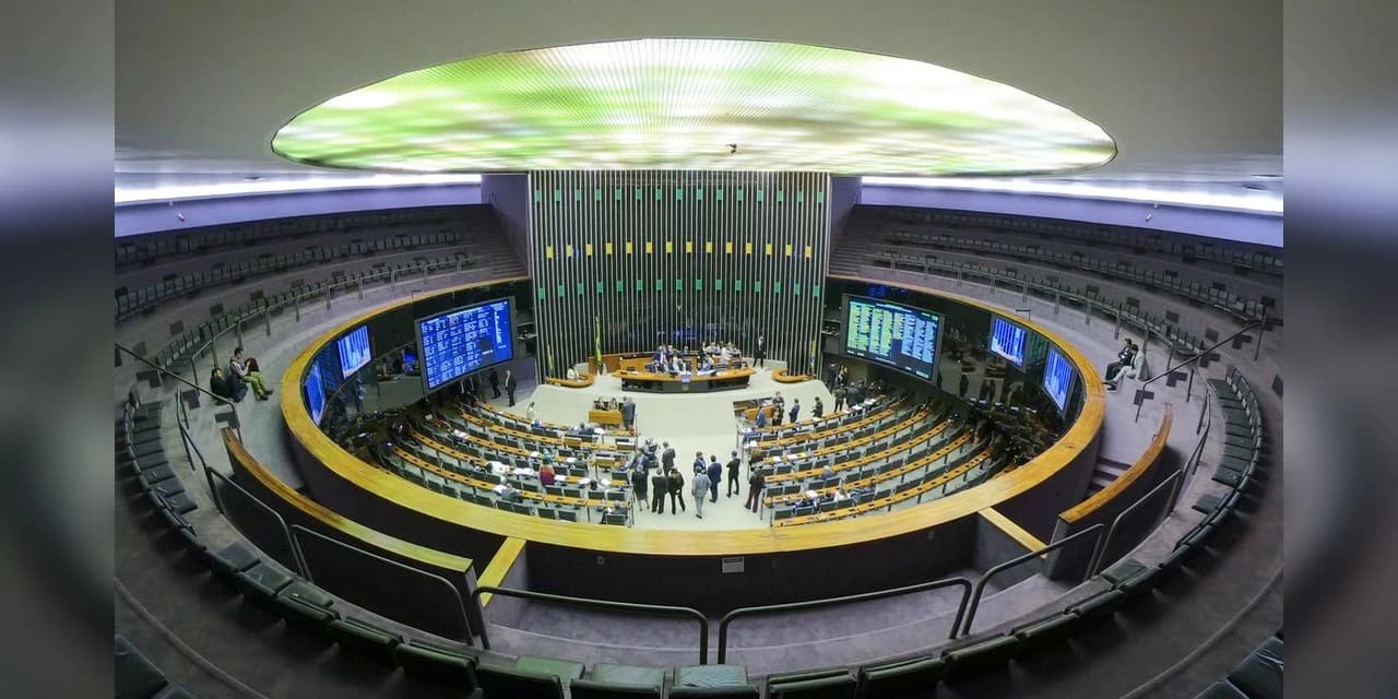 Câmara aprova em 2º turno PEC do piso salarial para enfermagem