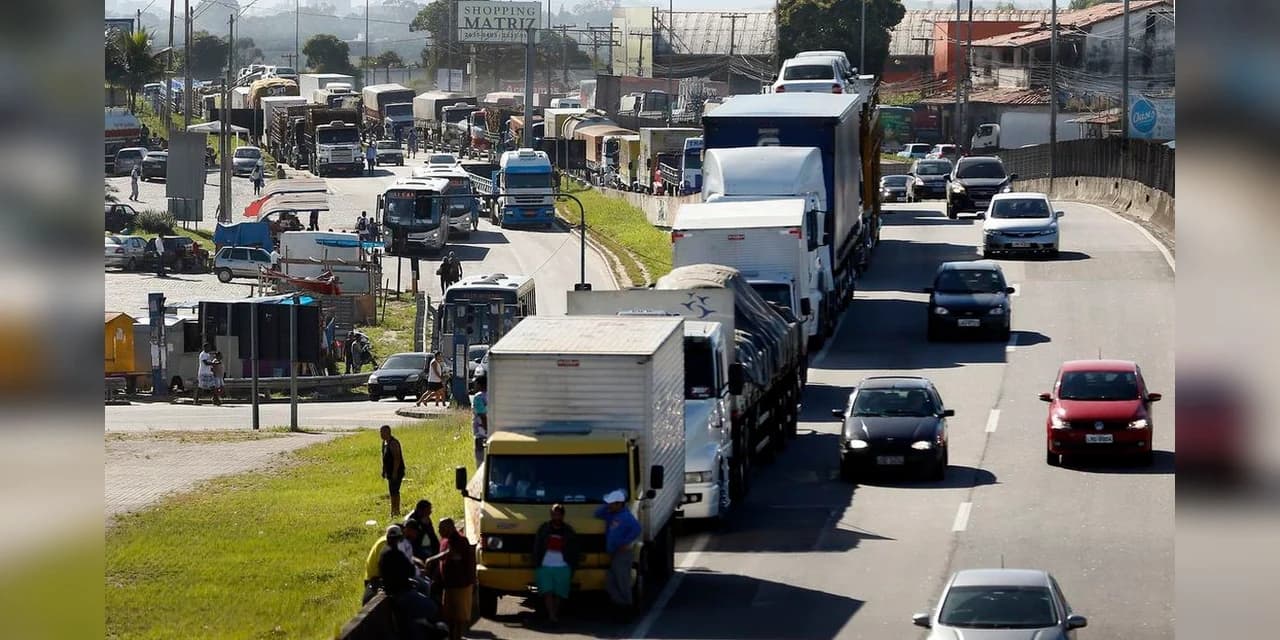 Caminhoneiros recebem auxílio com parcela dobrada