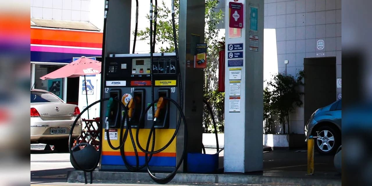 Preço da gasolina nos postos volta a subir após 15 semanas