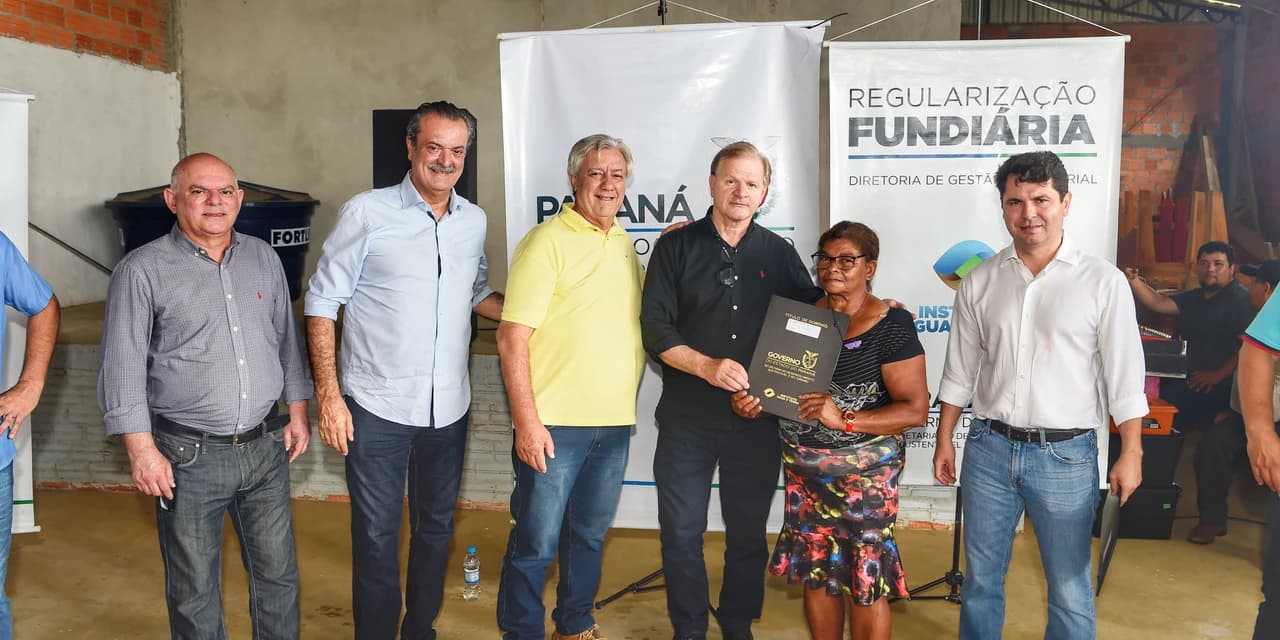 Estado entrega títulos de regularização fundiária a 88 famílias de Ivaí