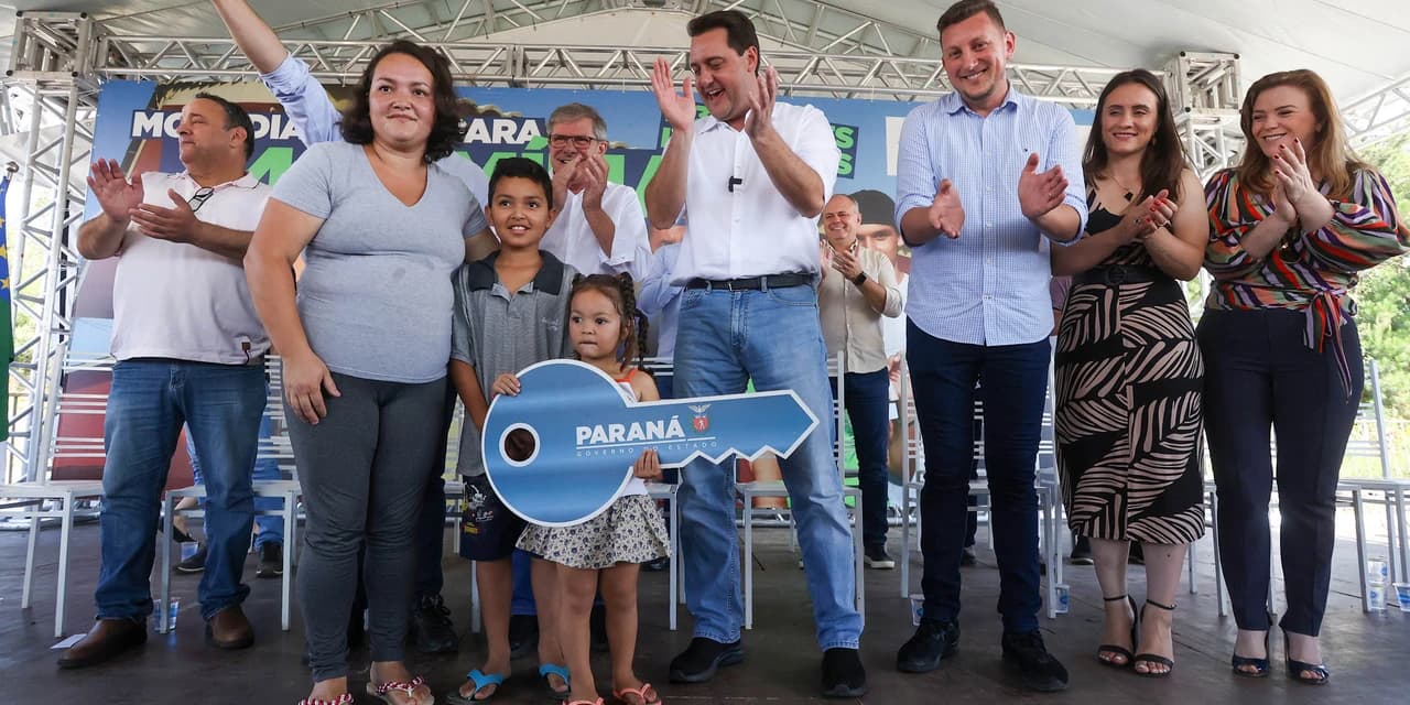 Governador entrega casas custeadas pelo Estado a 34 famílias de Rio Azul