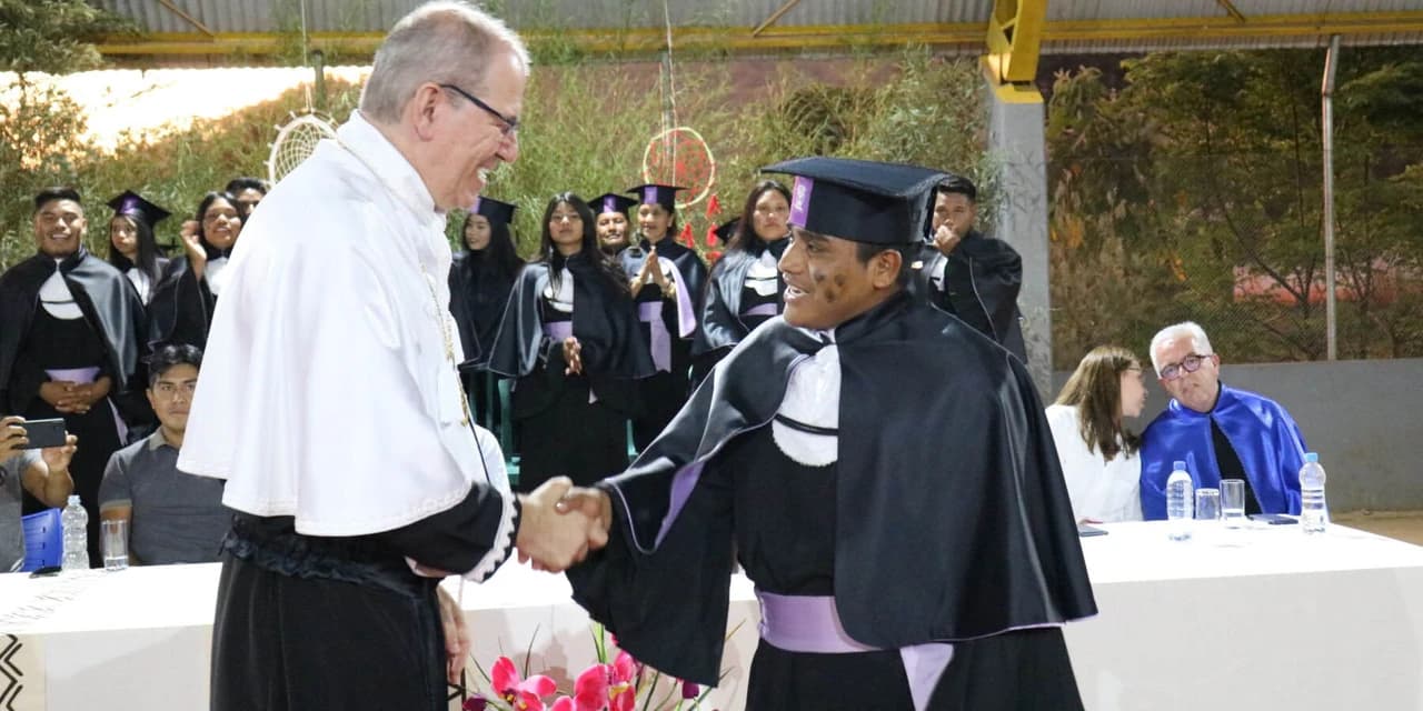 Unicentro forma 1ª turma de Pedagogia Indígena