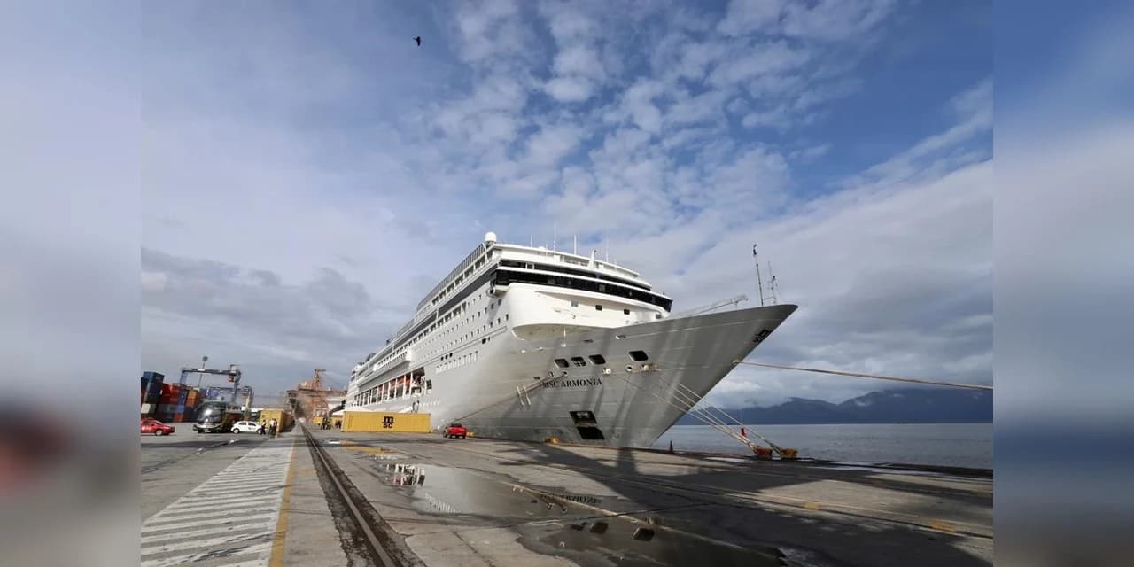 Navio com 2 mil turistas chega a Paranaguá e pode colocar Paraná na rota de cruzeiros