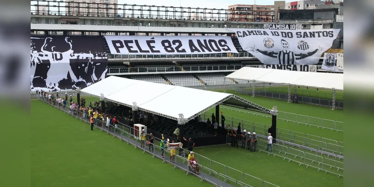Corpo do Rei Pelé começa a ser velado na Vila Belmiro