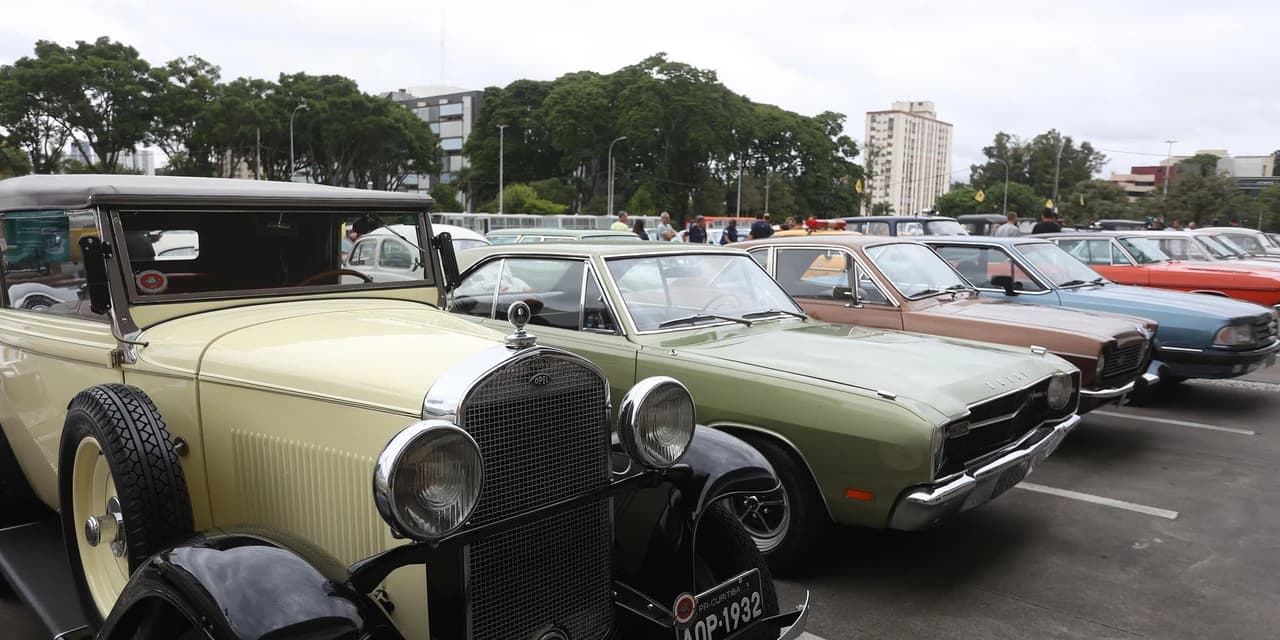 Comemoração de um ano da placa preta no Paraná reúne mais de 100 veículos antigos