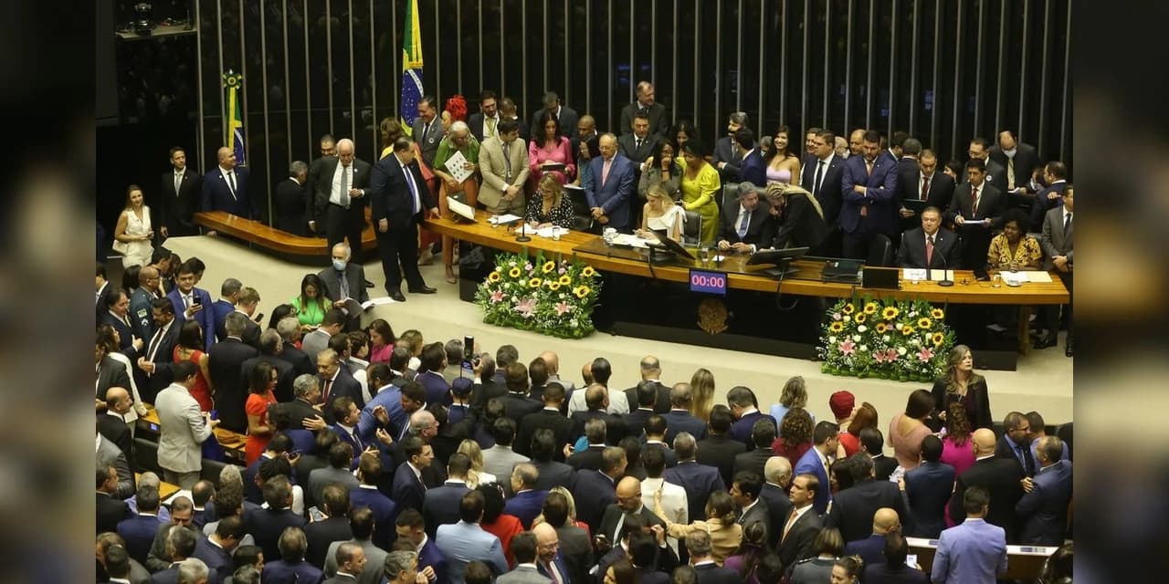 Parlamentares tomam posse na Câmara dos Deputados