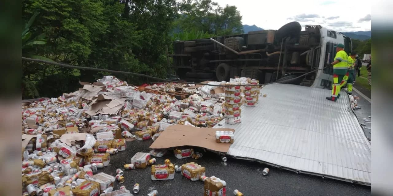 Caminhão de cerveja tomba e deixa pista interditada na BR-277