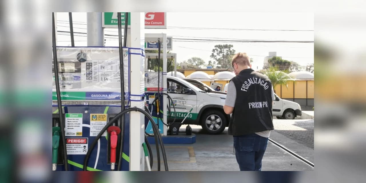 Ação do Procon verifica se postos de combustíveis destacam preços dos produtos