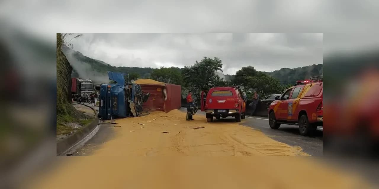BR-277 é liberada parcialmente após acidente entre caminhões que deixou uma pessoa morta