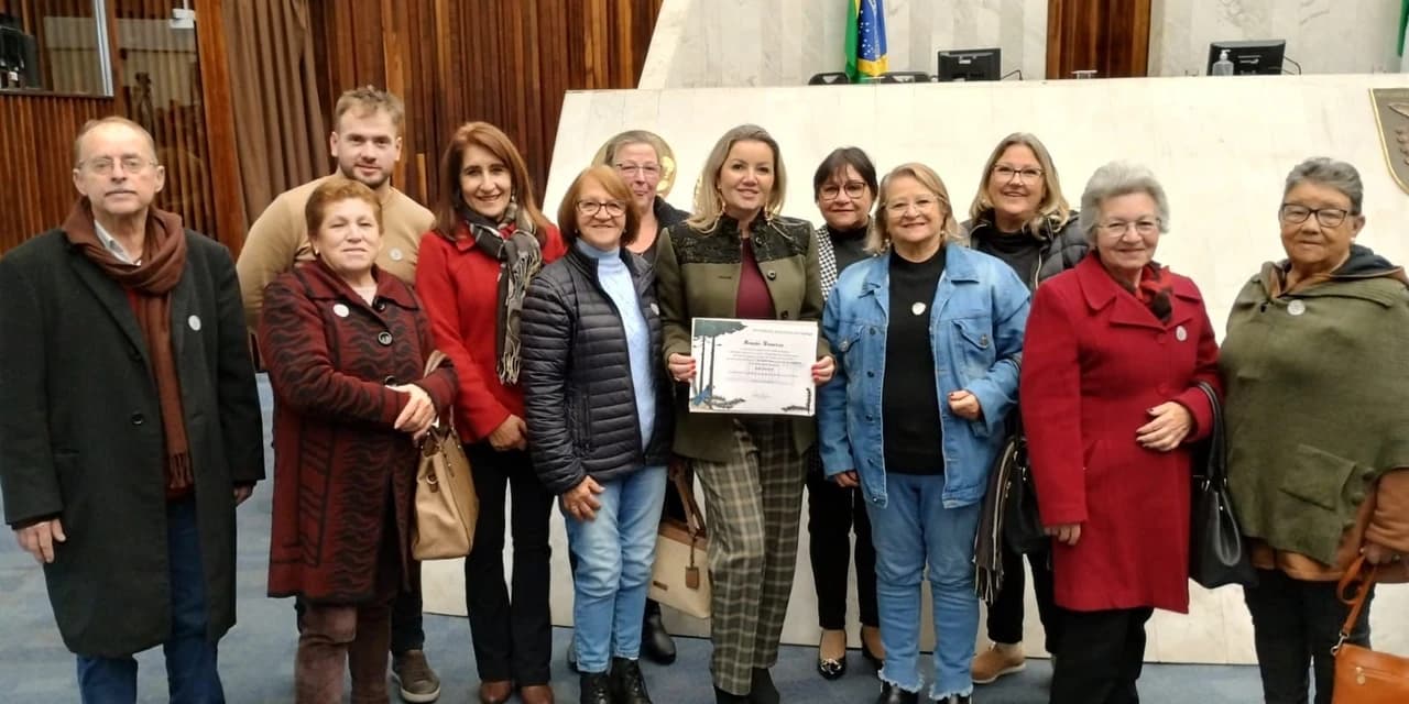 Secretária de Assistência Social de Irati recebe homenagem na Alep