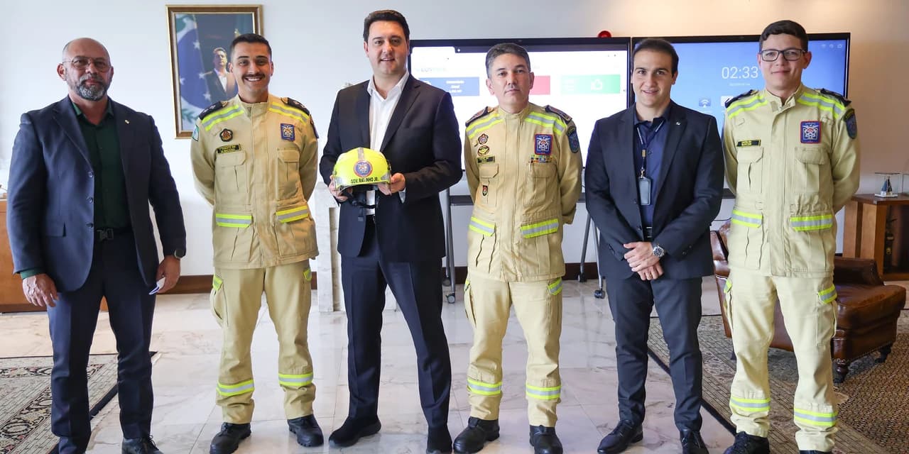 Governador recebe bombeiro paranaense que combateu incêndios florestais no Canadá