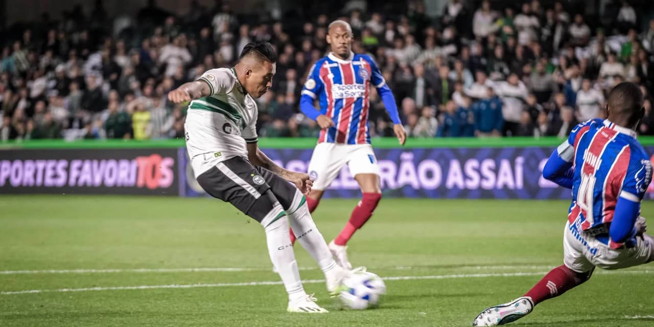 Com falhas do goleiro, Coritiba perde para o Bahia em casa