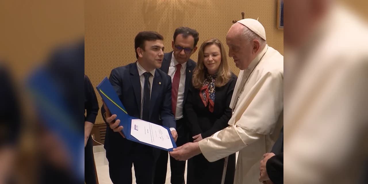 Aliel entrega homenagem em audiência com Papa Francisco