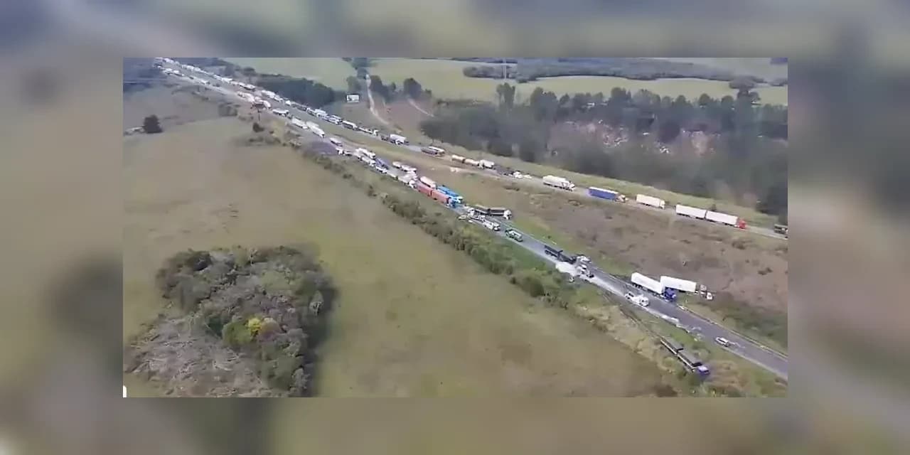 Laudo da PRF diz que acidente envolveu 128 veículos e aponta nevoeiro como “fator determinante”