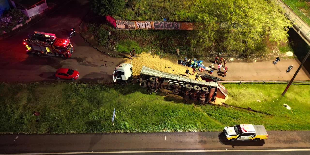 Polícia Militar encontra 3,2 toneladas de maconha em carreta tombada em Cascavel