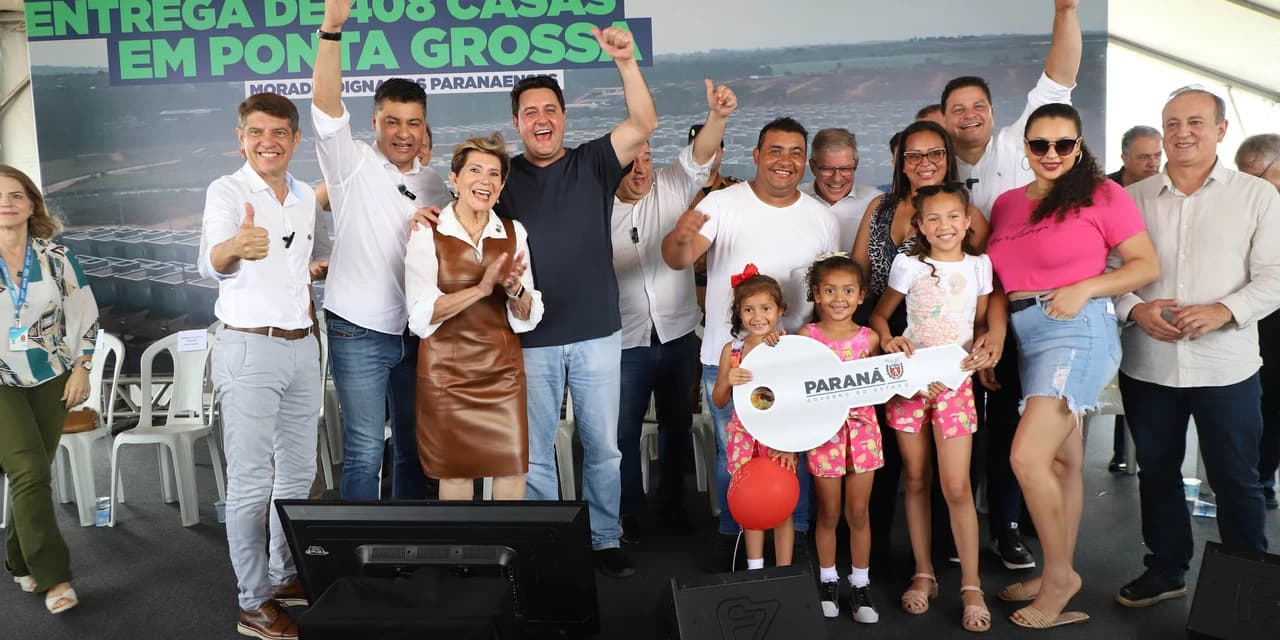Ratinho Junior entrega 408 casas em Ponta Grossa