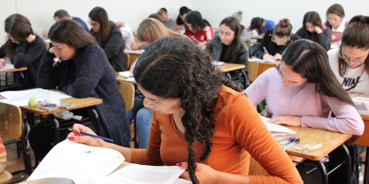 Unicentro realizou provas do Vestibular 2024 em Prudentópolis e mais sete cidades