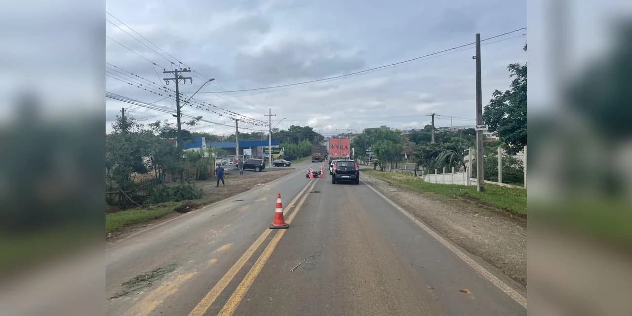 Caminhão e motocicleta se envolveram em um acidente na manhã de hoje na BR 153 em Irati