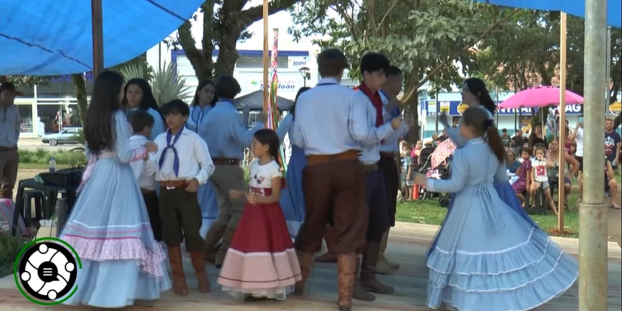 Mateada Cultural e encontro de gaiteiros reuniu famílias na praça em Prudentópolis. VÍDEO!