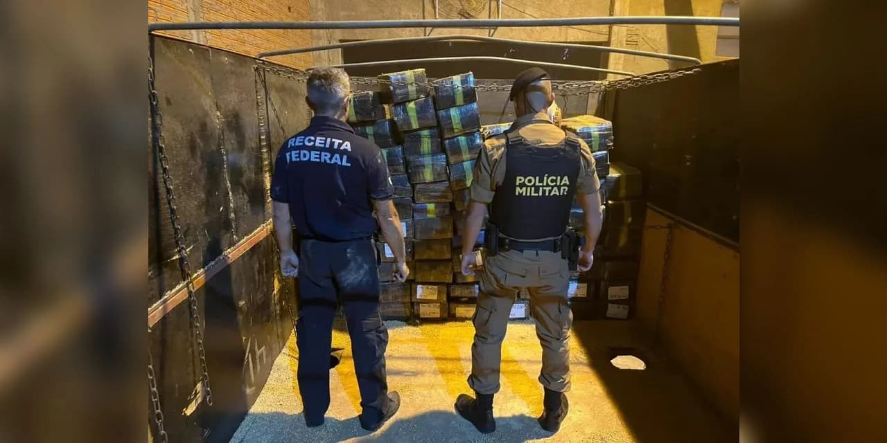 Polícia apreende quase 2 toneladas de maconha escondidas em carga de soja em Irati.
