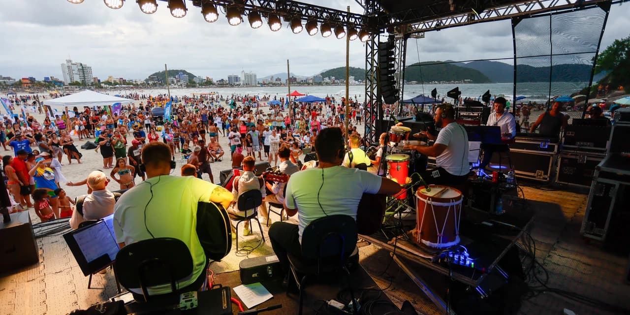 Com programação variada, veranistas começam a curtir shows dos palcos Sunset