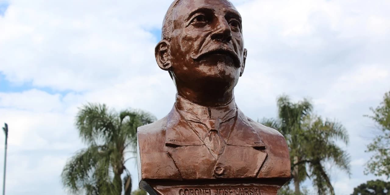 Estátua do Coronel José Durski foi danificada em Prudentópolis