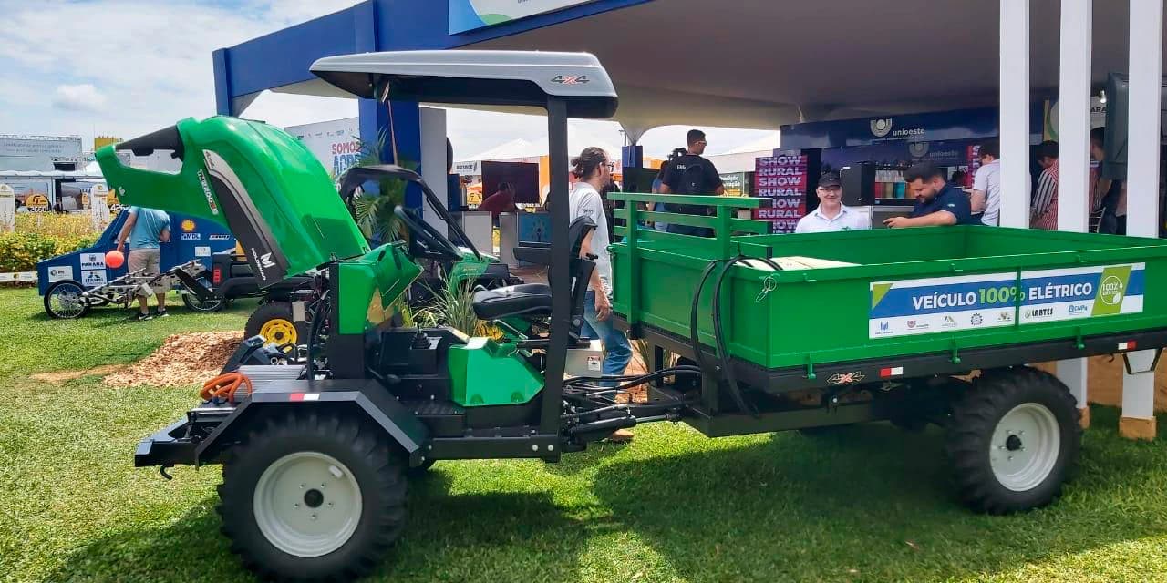 Unioeste apresenta projeto de estudo de trator elétrico no Show Rural