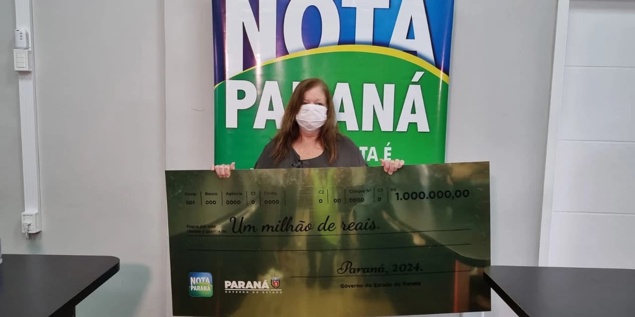 Moradora de Paranaguá recebe cheque de R$ 1 milhão do Nota Paraná um dia após aniversário