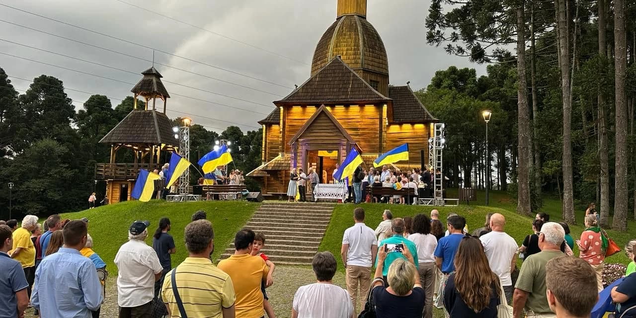 Ato em memória ao povo ucraniano foi realizado no parque Tingui em Curitiba