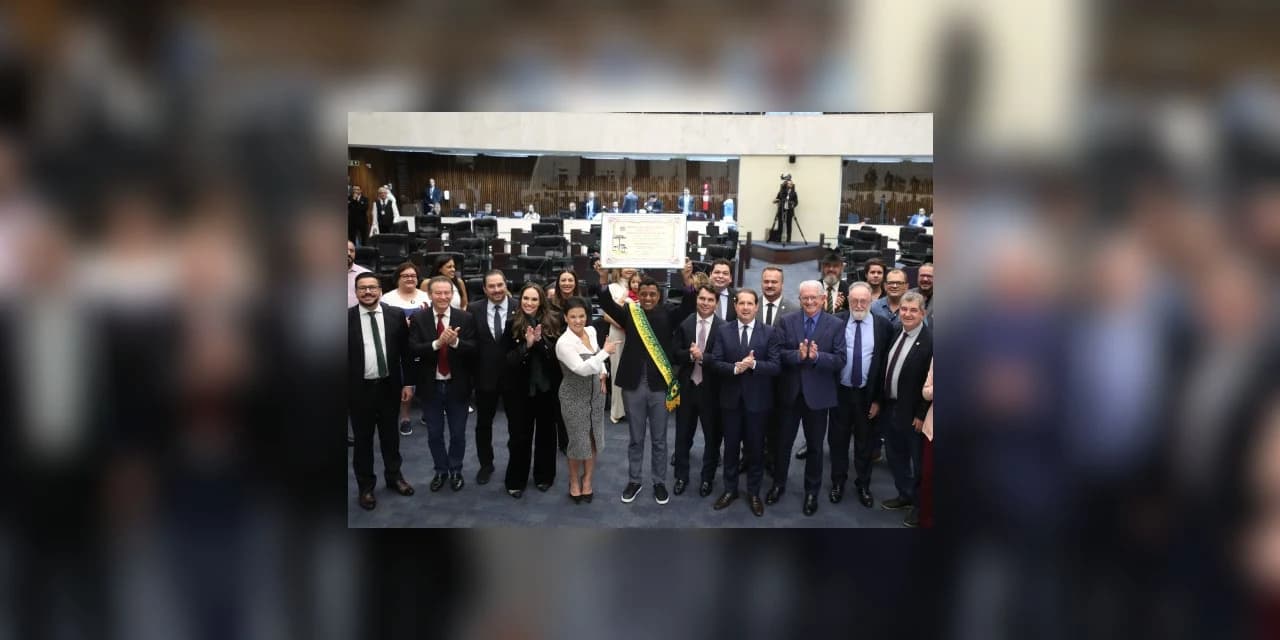 Pentacampeão Kléberson recebe homenagem da Assembleia Legislativa do Paraná