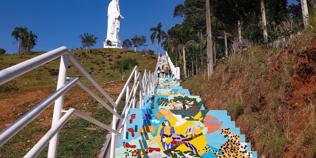 Escadaria que conta história de União da Vitória em mosaicos vira atração turística
