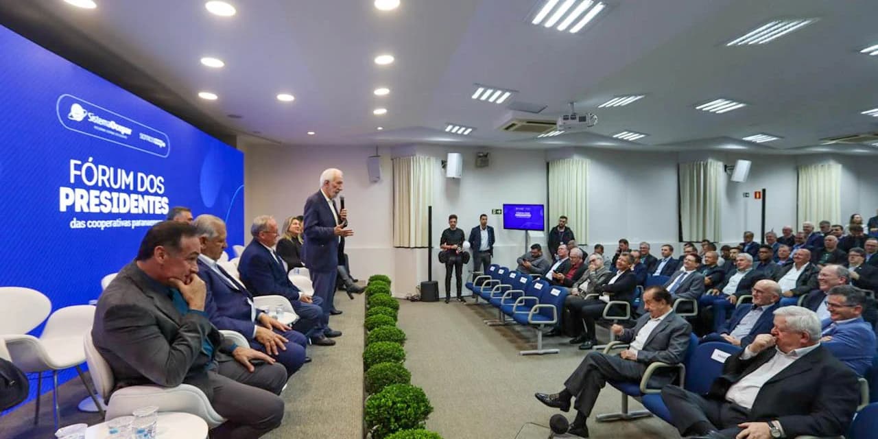 Piana destaca força do cooperativismo em Fórum da Ocepar; Rádio Educativa ganha prêmio