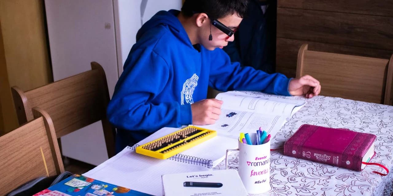 Óculos de IA transforma vida de aluno cego beneficiado por projeto do Estado