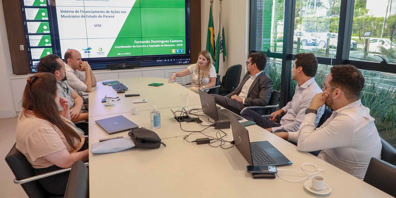 Paraná apresenta obras urbanas e sistemas de apoio aos municípios ao governo de MG