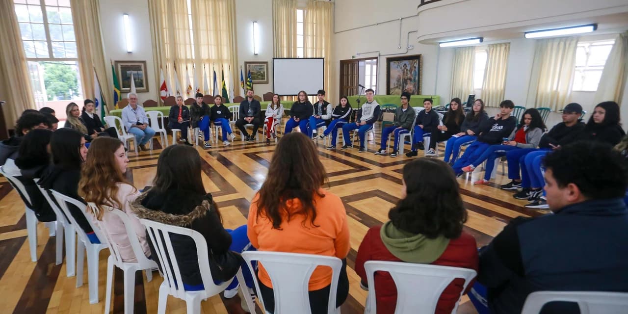 Com bolsa de estudo, concurso da CGE motiva alunos do Colégio Estadual do Paraná