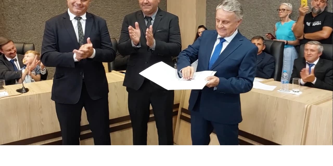 Vereadores, prefeito Adelmo e vice Juarez tomam posse; Claudio Mikaltiuk é eleito presidente da câmara. VÍDEO!