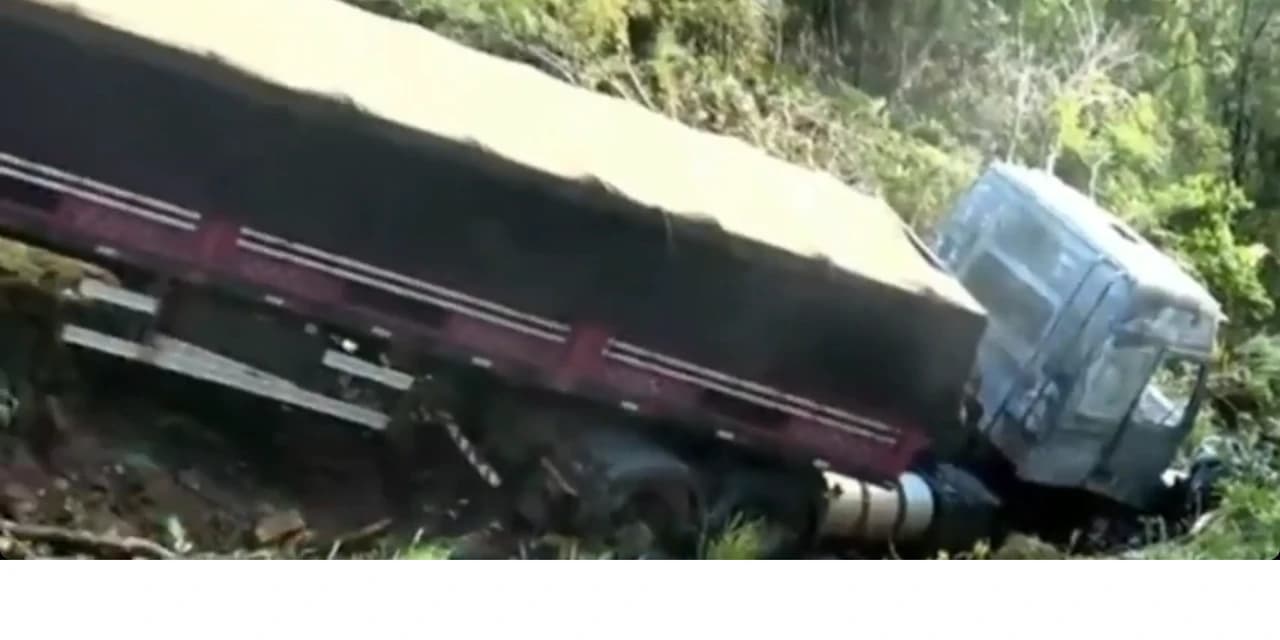 Caminhão bitrem cai em ribanceira de mirante de serra e cabine pega fogo na BR-277, em Guarapuava