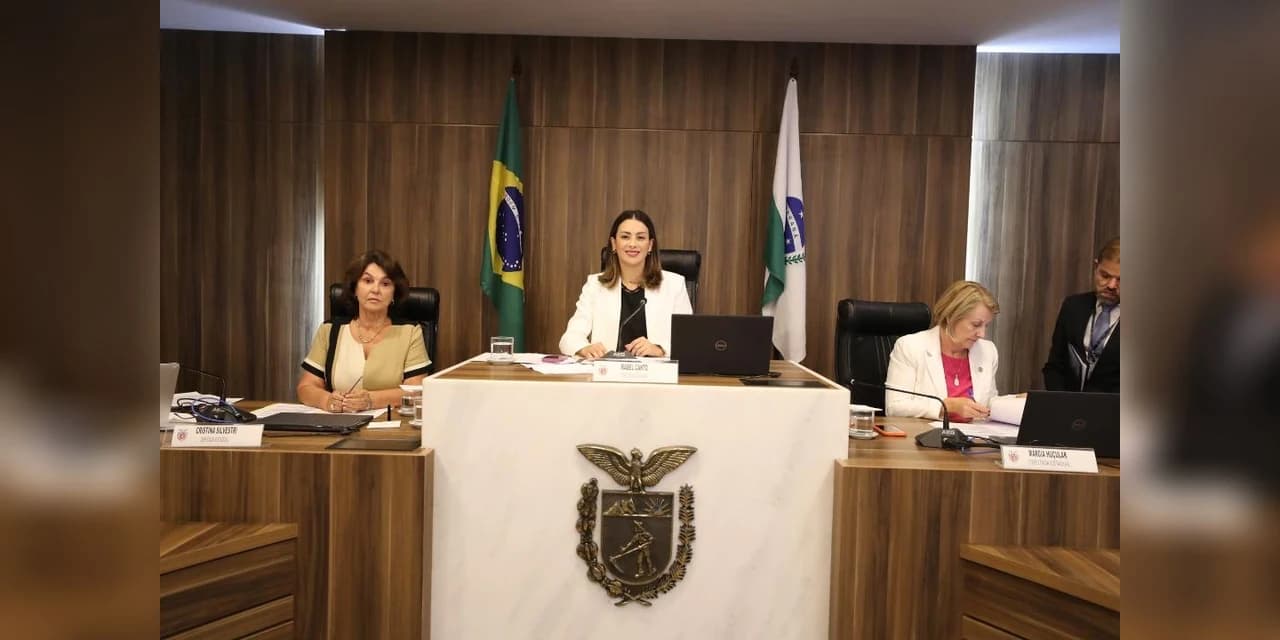 CCJ aprova projeto que concede título de cidadã benemérita do Paraná à atriz Denise Stoklos