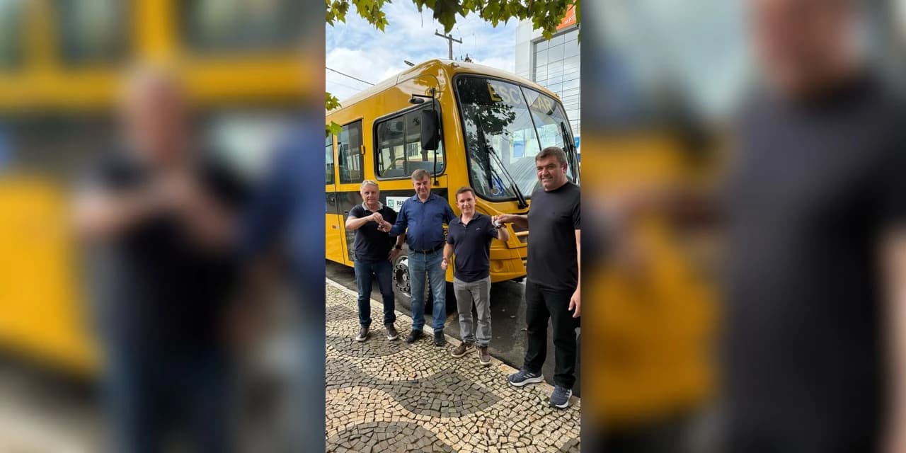 Deputado federal Rodrigo Estacho entrega dois ônibus escolar para Prudentópolis
