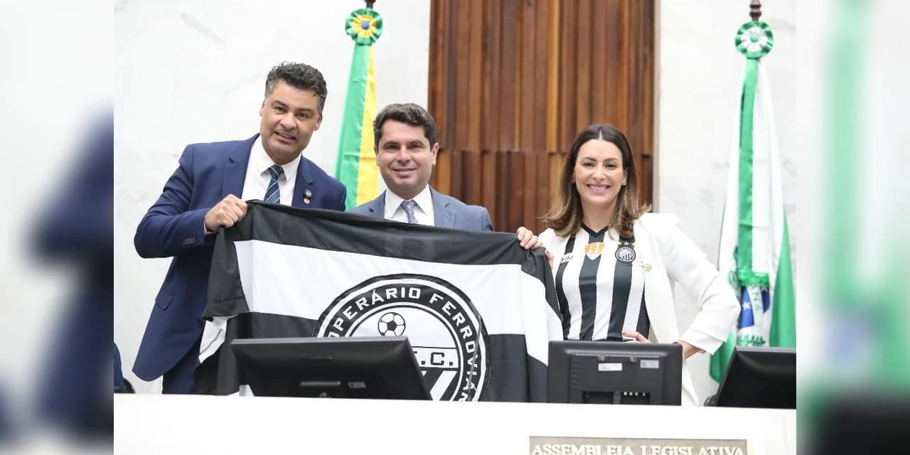 Presidente da ALEP, Alexandre Curi, celebra o título do Operário com deputados de Ponta Grossa